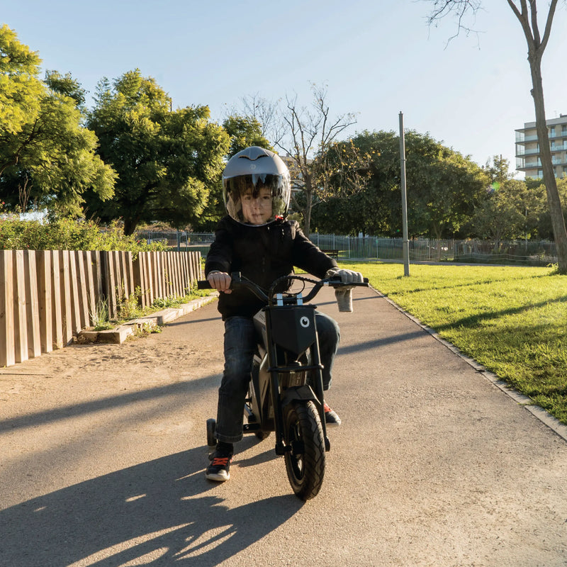 Load image into Gallery viewer, Moto eléctrica infantil ADV250 siendo utilizada en parques y sendero