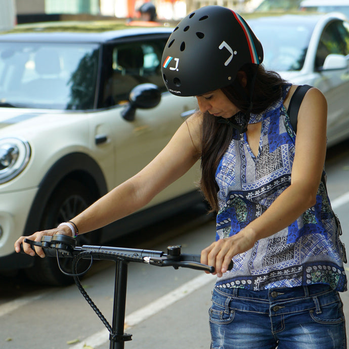 ¿Es necesario llevar casco para conducir un patinete eléctrico?