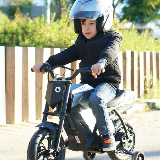 Niño conduciendo moto eléctrica infantil ADV250 en un entorno seguro