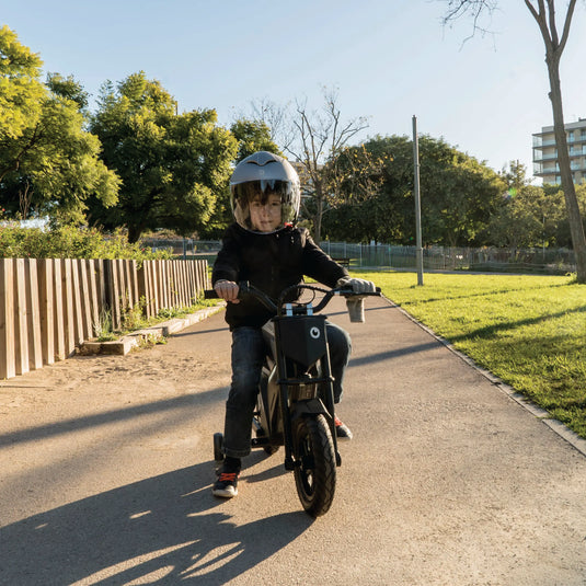 Moto eléctrica infantil ADV250 siendo utilizada en parques y sendero