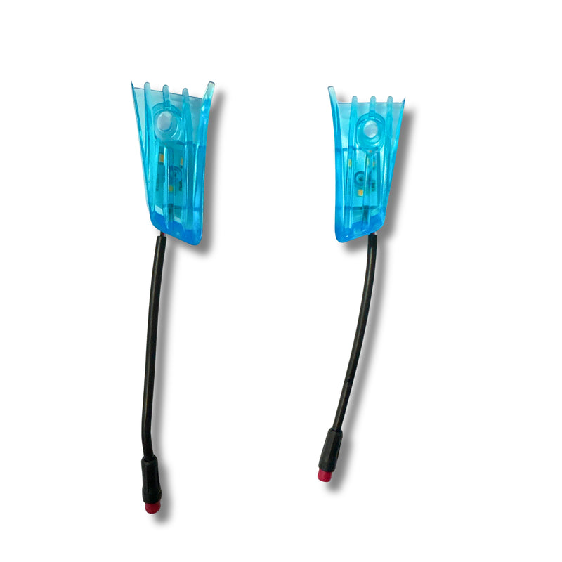 Carica l'immagine nella visualizzazione Galleria, Pair of front turn signals for C10 electric scooter.
