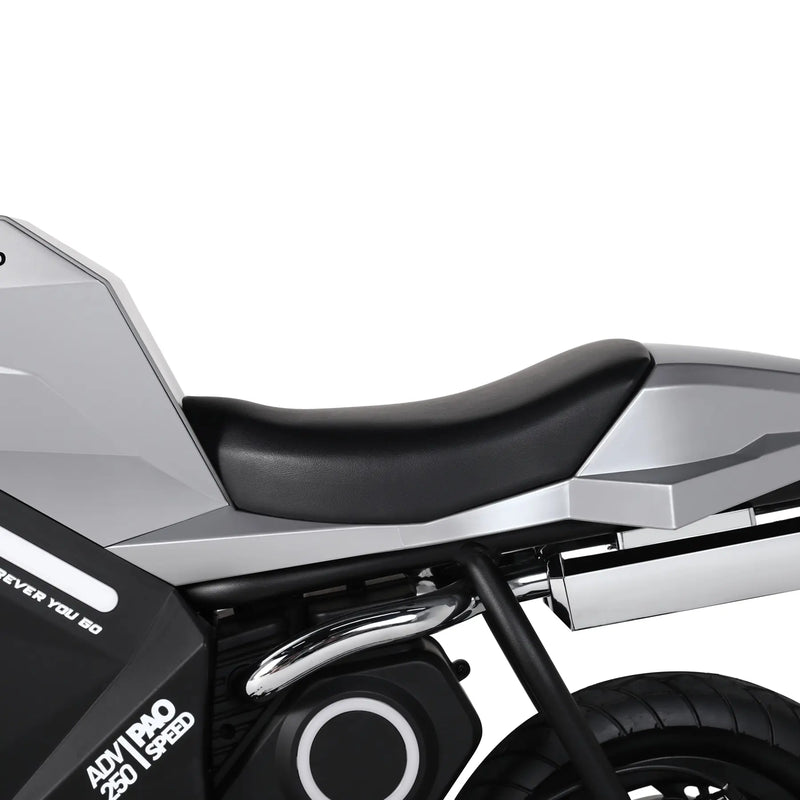 Load image into Gallery viewer, Detalle del asiento de la motocicleta eléctrica para niños, diseño seguro y antideslizante.
