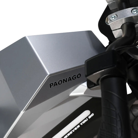 Detalle del manillar de la motocicleta eléctrica para niños, con control de velocidad y llave de seguridad.