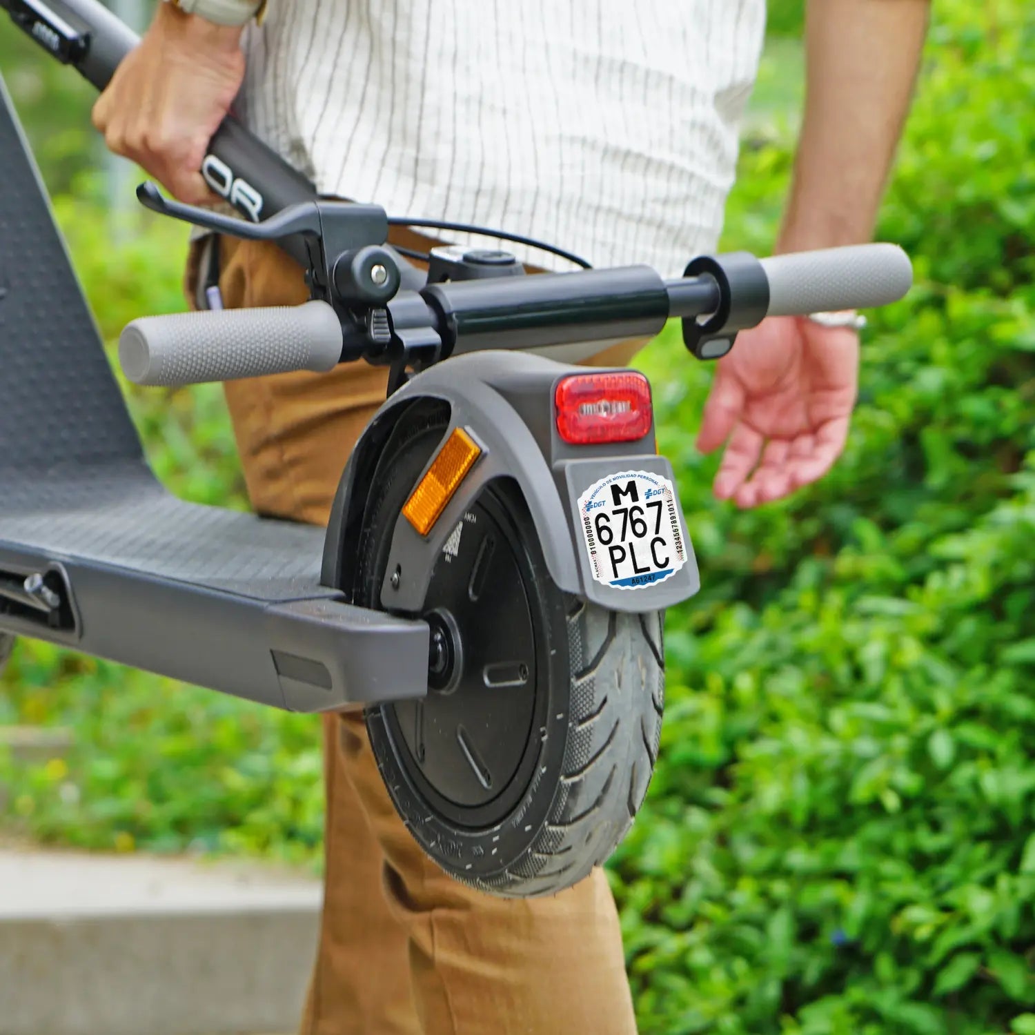 Patinete eléctrico con matrícula VMP homologada circulando en ciudad